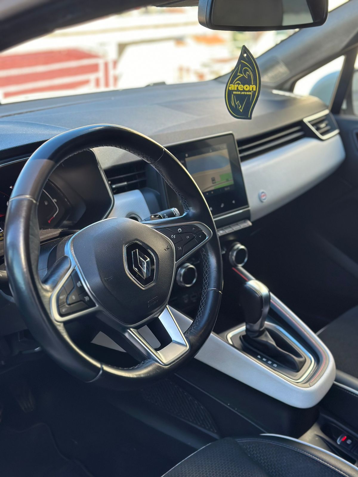 Renault Clio - Image 8